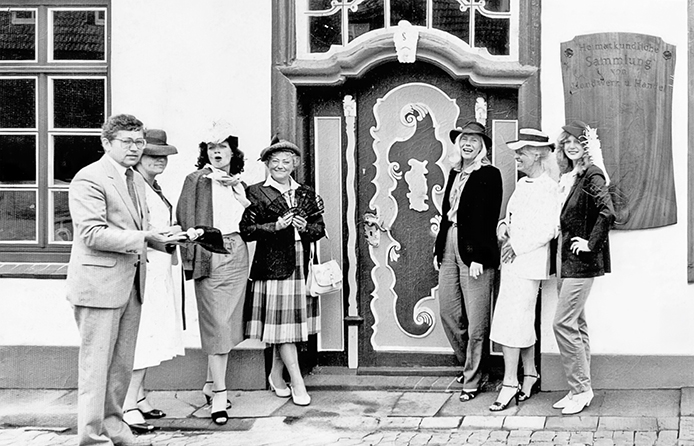Archivregale mit historischen Dokumenten