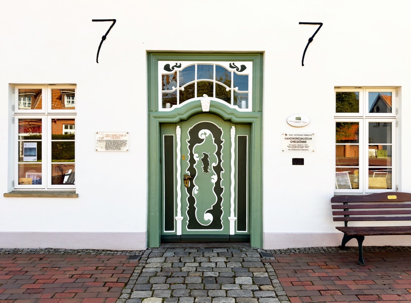 Die restaurierte Rokokotür von 1773 in neuem Glanz