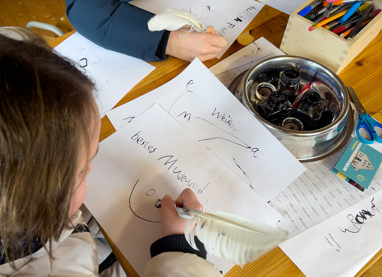 Grundschulklasse im Museum