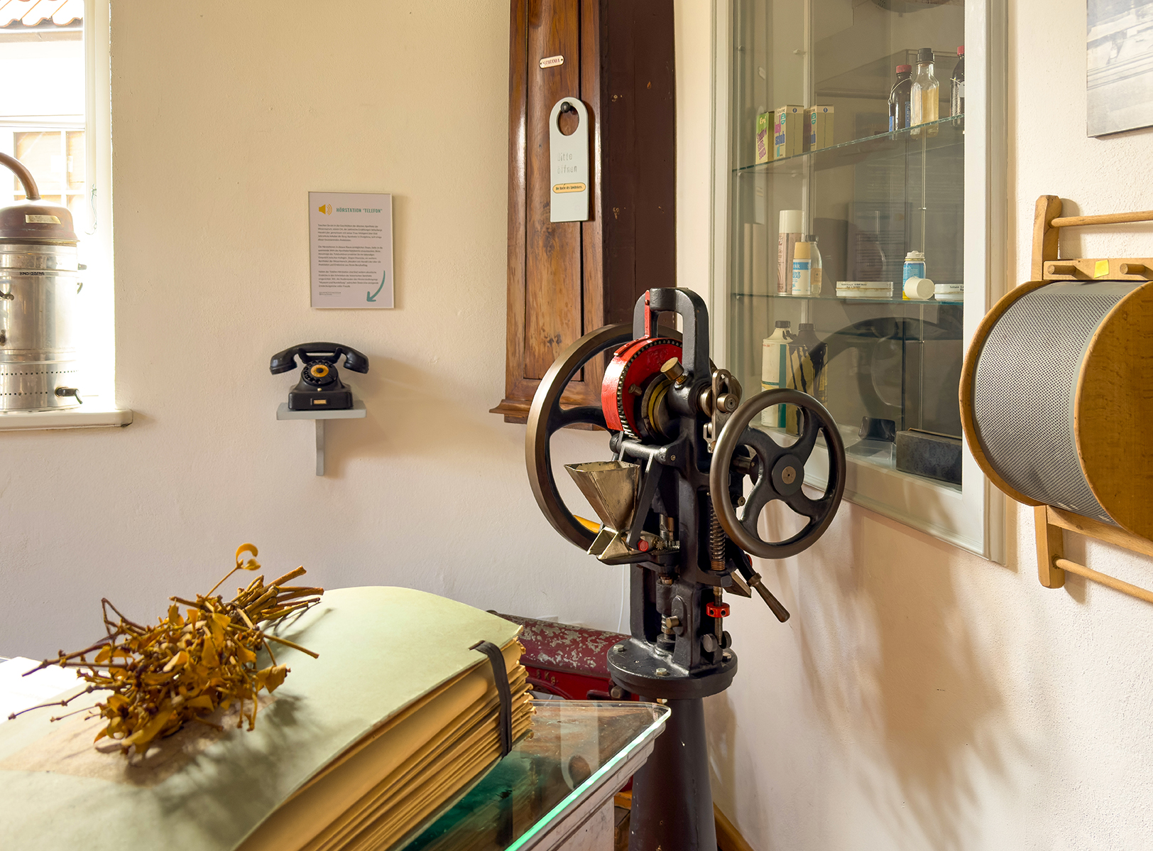Historische Exzenter-Tablettenpresse in der Apothekenecke