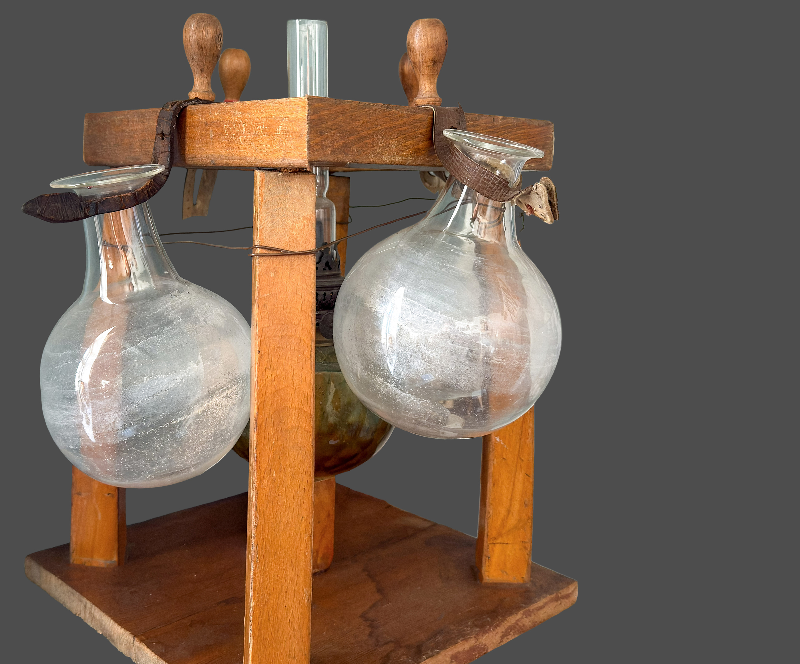 Schusterkugeln Seitenansicht: Holzgestell mit zwei Glaskolben, HMO-O/1620