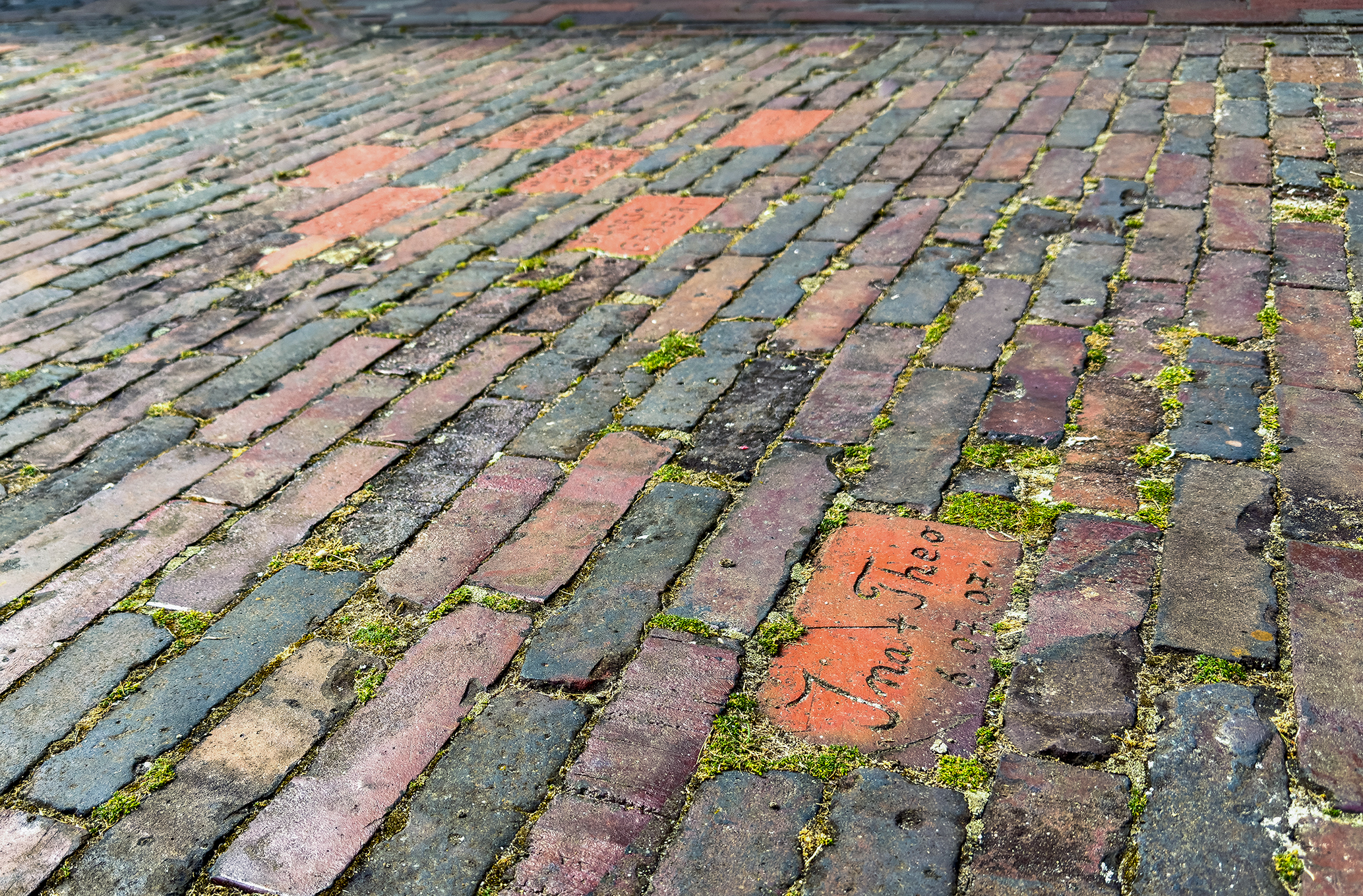 Originale Bockhorner Klinkersteine mit individuellen Gravuren im Museumspflaster